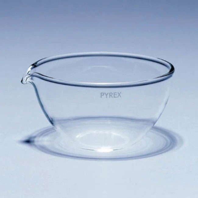 Evaporating Dishes, Flat bottom, with Spout
